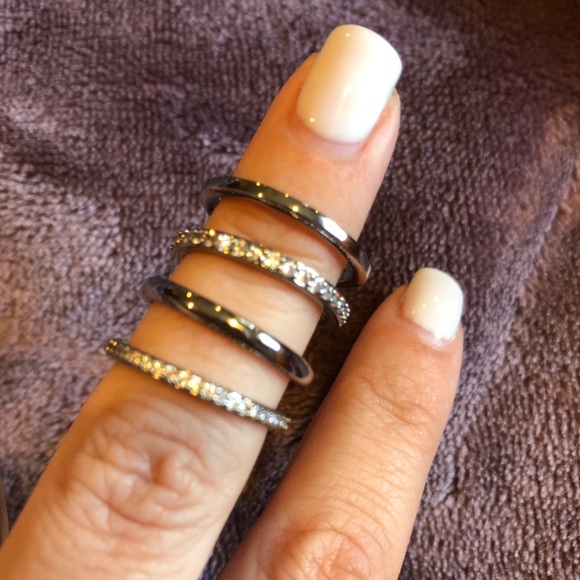 ⚡️⚡️⚡️Henri Bendel stacking rings- size 6 - Picture 2 of 3